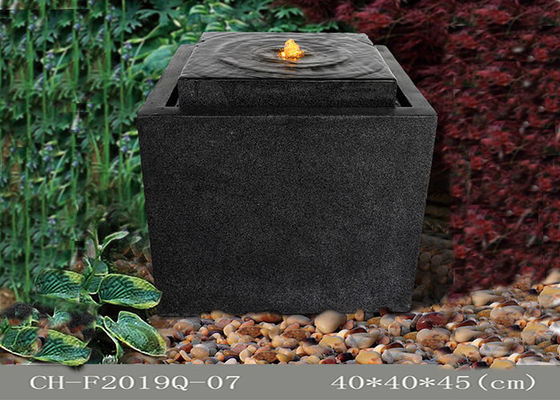 O quadrado de pedra Polyresin do efeito conduziu a fonte de água clara exterior fornecedor